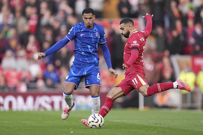 Liverpool's Mohamed Salah, right, kicks the ball ahead of Chelsea's Levi Colwill during the English Premier League soccer match between Liverpool and Chelsea at Anfield Stadium, Liverpool, England, Sunday, Oct. 20, 2024. (AP Photo/Jon Super)







<저작권자(c) 연합뉴스, 무단 전재-재배포, AI 학습 및 활용 금지>