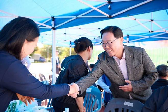 강수현 양주시장이 최근 백석생활체육공원에서 열린 ‘광적면 한마음 축제(시민 체육대회)’에 참석해 주민들과 악수를 나누고 있다. ＜사진=양주시＞