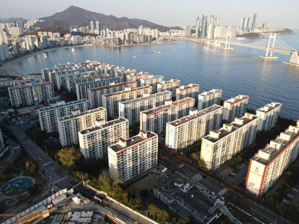 부산 수영구 남천동 '삼익비치' 아파트 전경. /김동환 기자