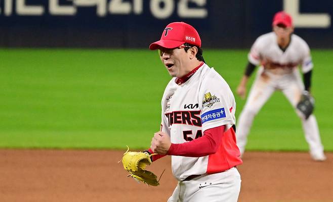 23일 광주 기아챔피언스필드에서 열린 KBO 포스트시즌 한국시리즈 2차전 삼성 라이온즈와 KIA 타이거즈의 경기, 5회 초 KIA 선발 양현종이 삼자범퇴로 이닝을 마무리한 뒤 환호하고 있다. /뉴시스