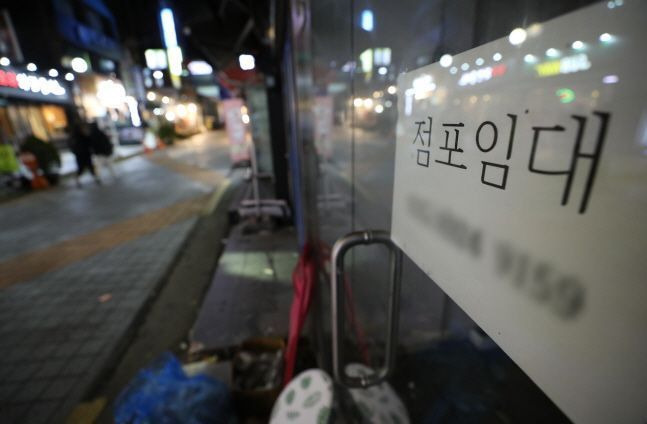 서울 시내의 한 가게에 점포 임대 안내문이 붙어 있다. ⓒ뉴시스