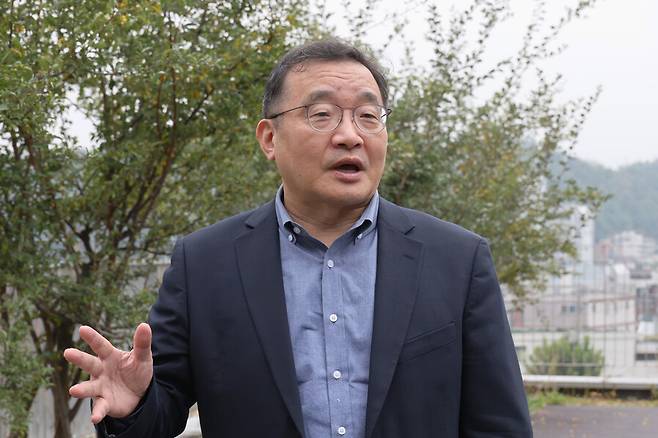 원승연 명지대학교 교수가 15일 오후 서울 서대문구 명지대학교 인문캠퍼스에서 인터뷰에 답하고 있다. 김혜윤 기자 unique@hani.co.kr