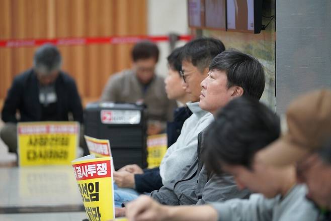 전국언론노동조합(언론노조) 한국방송본부 조합원들이 23일 한국방송 본관 내에서 ‘사장 선임 중단’을 요구하며 총파업을 벌이고 있다. 한국방송본부 제공