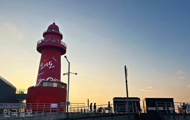 관광용으로 설치한 오이도 빨강등대. 해 질 무렵 노을을 즐기려는 관광객이 많이 찾는다.