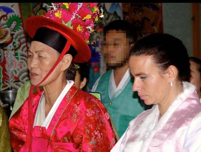 2006년 신내림을 받을 당시 안드레아 칼프(오른쪽)와 만신 김금화. 페이스북 캡처