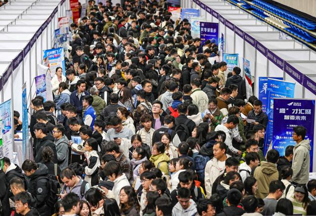 중국 랴오성 북동부 선양에서 22일 직업 박람회에 구직인들이 몰려 있다. 선양=AFP 연합뉴스