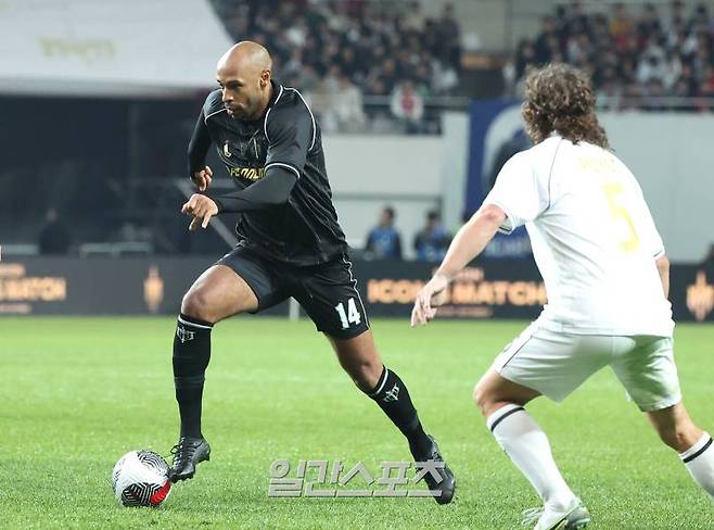 시대를 대표하는 레전드 축구 선수들이 'FC스피어'와 '실드 유나이티드' 팀을 구성, 스페셜매치를 치르는 ‘2024 넥슨 아이콘 매치'가 20일 오후 서울 마포구 서울월드컵경기장에서 열렸다. 후반 앙리가 상대 수비를 피해 돌파를 하고 있다. 상암=김민규 기자 mgkim1@edaily.co.kr /2024.10.20/