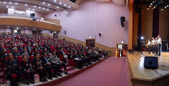 23일 울릉한마음회관에서 '제28회 노인의 날' 기념행사가 열리고 있다. [사진=울릉군청]