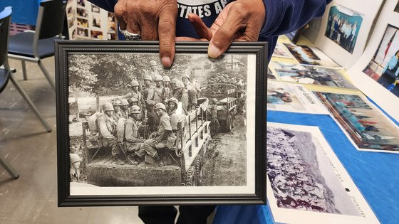 흑인들로만 구성된 '버팔로 솔져' 부대 소속으로 한국전쟁에 참전했던 제임스 톰슨 버팔로 솔져 전우회 회장(92)이 1950년 7월 예천 전장으로 이동하면서 찍은 빛바랜 사진 속 자신의 모습을 가리키고 있다. 당시 톰슨 회장은 18세였다. 뉴저지=강태화 특파원