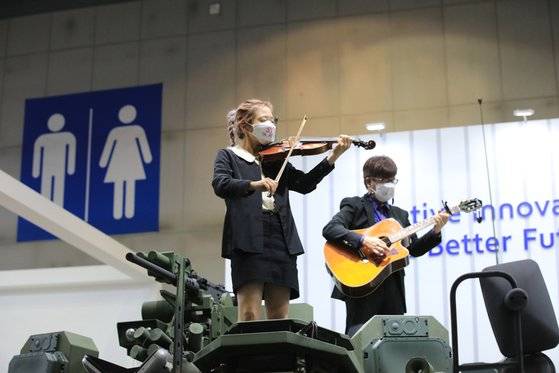 지난 2022년 9월 22일 비폭력·반전 평화 운동가들이 대한민국방위산업전에 전시된 장갑차에 올라가 바이올린을 연주하면서 반전 시위를 하고 있다. 전쟁없는세상 제공