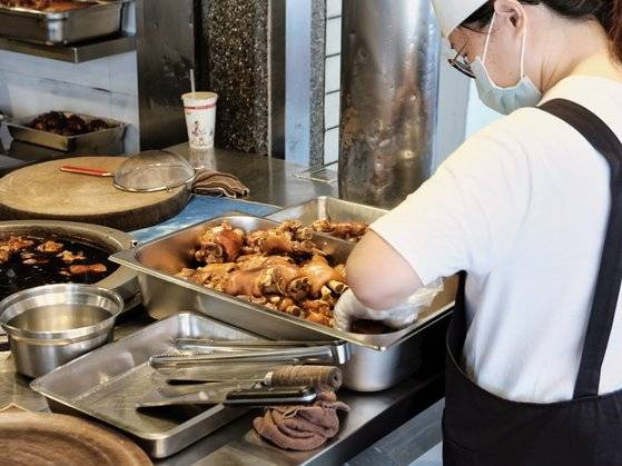 타이중에서 한 달을 살며 가장 많이 먹었던 음식이 족발덮밥이다. 특히 미쉐린 가이드 빕 구르망에 선정된 족발집 '푸주앙위안쭈지아'에 자주 들렀다. 입구에서부터 풍겨오는 간장의 짭쪼름한 향과 족발의 윤기와 빛깔에 홀려 유혹을 참기 힘들었다.