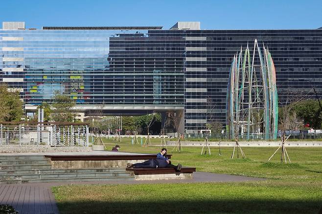 타이중 시청사. 타이중을 대표하는 현대 건축이다. 네모 반듯한 건물이 곡선 형태를 한 국립가극원와 대조를 이룬다.