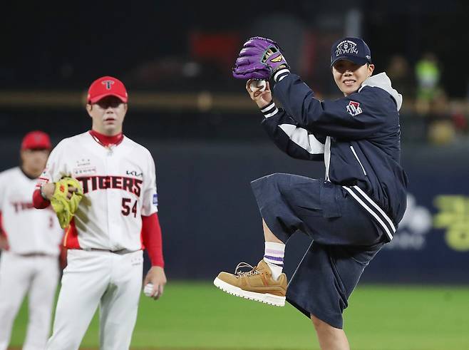 23일 오후 광주 기아챔피언스필드에서 열린 프로야구 ‘2024 신한 SOL 뱅크 KBO 포스트시즌’ 한국시리즈 2차전 삼성 라이온즈와 KIA 타이거즈의 경기에서 방탄소년단(BTS) 제이홉(정호석)이 시구를 하고 있다. 뉴스1