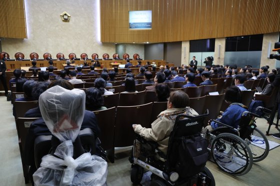 서울 서초구 대법원 대법정에서 23일 '장애인 접근권 국가배상소송' 전원합의체 공개변론이 진행됐다. 장애인 접근권을 보장하지 않은 시행령을 20년 넘게 개정하지 않은 국가의 행위가 위법인지, 손해배상을 책임이 성립하는지 등이 쟁점이다. 연합뉴스