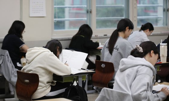 남녀공학 전환 신청을 한 학교는 여중·여고가 남중·남고보다 더 많다. 뉴시스