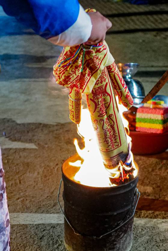 Burning of talismans to ward off samjae, or three ill-fated years [TVING]