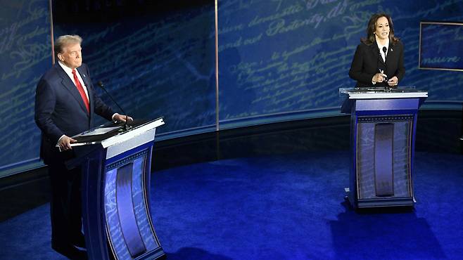 U.S. Vice President Kamala Harris, the Democratic presidential candidate, right, and former U.S. President Donald Trump, the Republican presidential candidate, take part in a presidential debate at the National Constitution Center in Philadelphia, Pennsylvania, on Sept. 10. [AFP/YONHAP]