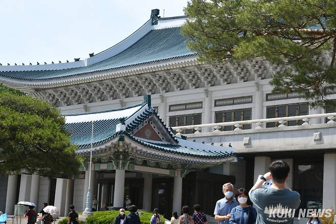 청와대 본관 내부 일부 및 관저 내부가 일반인들에게 공개된 지난 2022년 시민들이 청와대 본관 입장을 위해 길게 줄 서 있다. 사진=곽경근 대기자