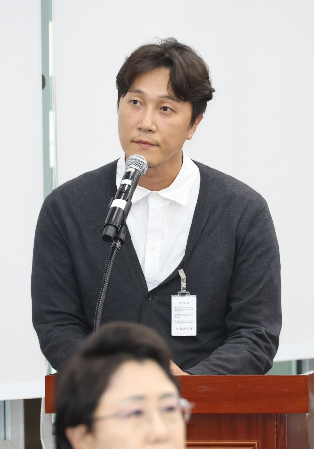 정신건강의학과 전문의 겸 방송인 양재웅 씨가 23일 오후 서울 여의도 국회에서 열린 보건복지위원회의 복지부 등에 대한 종합 국정감사에 증인으로 출석해 질의에 답하고 있다. 뉴시스