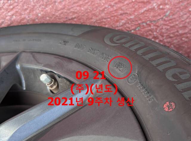 해당 차량에 장착된 타이어가 2021년에 생산된 타이어로 확인됐다. 타이어의 수명은 통상적으로 5년을 주기로 하며, 사용하지 않더라도 고무 특성상 삭기 시작한다. 제보자 제공