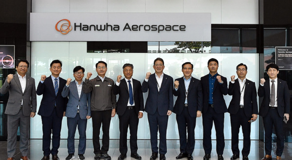 Officials take a commemorative photo during the KAA business meeting held at Hanwha Aerospace’s Changwon Plant 1 in Gyeongnam on the 11th. (Hanwha Aerospace)