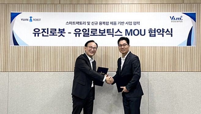 지난 22일  박성주 유진로봇 대표(왼쪽)와 김동헌 유일로보틱스 대표가 인천 연수구 송도동 유진로봇 사옥에서 스마트팩토리향(向) 로봇 개발과 사업 협력을 위한 업무협약을 체결했다. [사진제공=유진로보틱스]
