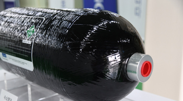 Carbon fiber high-pressure vessels. (HS Hyosung Advanced Materials)