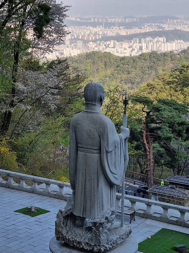 도선사 청담선사 석상에서 바라본 서울 도심. 우이동 등산로 입구에 위치한 도선사는 청담선사(1902~1971)가 중창했다. [배한철 기자]