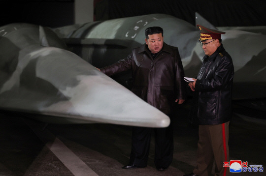 김정은 북한 국무위원장이 전략미사일기지를 시찰하고 발사 관련 시설 요소별 기능과 능력, 전략 미사일 전투직일 근무(당직 근무) 상태 등 나라의 안전과 직결된 전략적 억제력의 가동 준비 태세를 점검했다고 조선중앙통신이 23일 보도했다. 왼쪽에 글라이더 활공체 기반의 극초음속 미사일, 김 위원장 뒤쪽에 고체연료 대륙간탄도미사일(ICBM) 화성-18형이 보인다. 조선중앙통신 캡처／연합뉴스