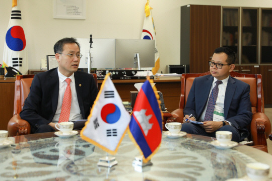 캄보디아 창 바나리스 관방부 차관과 면담하고 있는 이형일(왼쪽) 통계청장. 통계청 제공