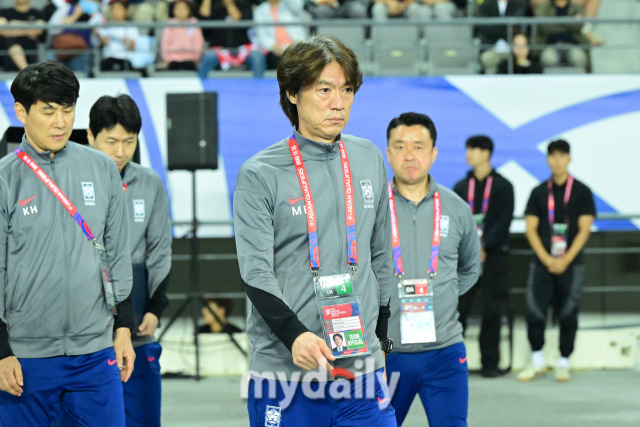 15일 오후 경기도 용인 미르스타디음에서 진행된 '2026 국제축구연맹(FIFA) 북중미 월드컵 아시아 지역 3차 예선 B조 4차' 대한민국-이라크와의 경기에서 축구대표팀이 홍명보 감독이 벤치를 향하고 있다./ 용인 = 곽경훈 기자