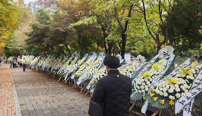 학교폭력 사건이 벌어진 경기 성남시 분당의 한 초등학교 앞에 근조화환이 가득 늘어섰다. [SNS 갈무리]