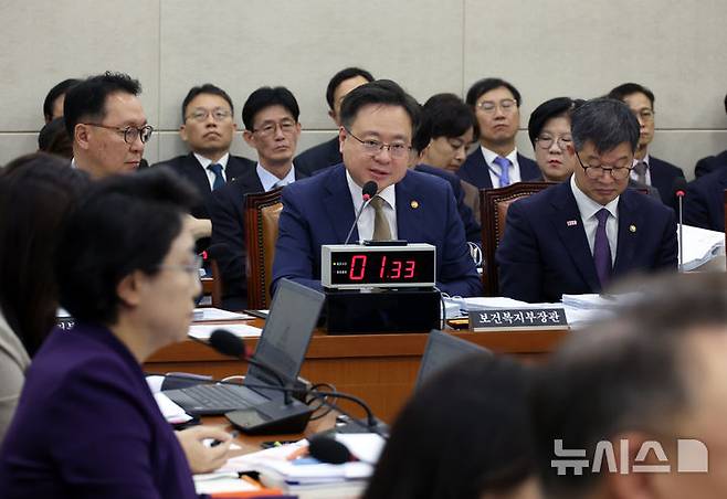 [서울=뉴시스] 고승민 기자 = 조규홍 보건복지부 장관이 23일 서울 여의도 국회에서 열린 보건복지위원회의 보건복지부, 질병관리청, 식품의약품안전처 등 국정감사에서 의원 질의에 답하고 있다. 2024.10.23. kkssmm99@newsis.com