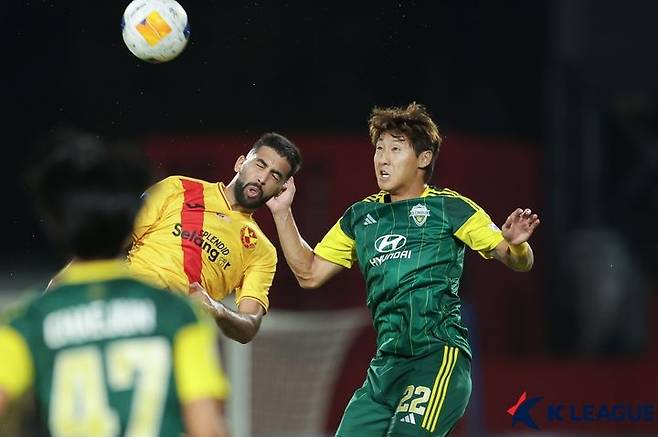 [서울=뉴시스] 프로축구 K리그1 전북 현대의 정우재. (사진=한국프로축구연맹 제공) *재판매 및 DB 금지