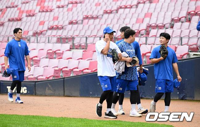 [OSEN=광주, 이대선 기자] 한국시리즈 1차전 서스펜디드게임과 2차전이 모두 순연됐다.KBO는 22일&nbsp;오후 4시부터 광주-기아 챔피언스 필드에서 열릴 예정이었던 2024 신한 SOL뱅크 KBO 한국시리 즈 1차전 서스펜디드 경기 및 오후 6시 30분으로 예정된 2차전이 23일(수)로 순연됐다고 발표했다. 이에따라 한국시리즈 전체 일정이 다시 뒤로 밀리게 된다.경기 취소 발표 후 삼성 선수들이 그라운드를 빠져 나가고 있다. 2024.10.22 / sunday@osen.co.kr