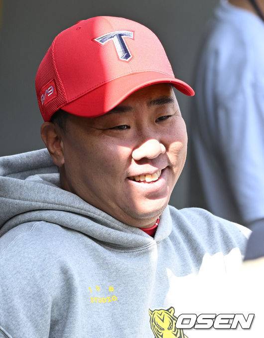 [OSEN=광주, 이대선 기자] 23일 오후 광주-기아 챔피언스필드에서 2024 신한 SOL Bank KBO리그 삼성 라이온즈와 KIA 타이거즈의 한국시리즈(KS·7전4선승제) 1차전 서스펜디드 경기가 열렸다.가을야구&nbsp;사상 첫 서스펜디드 게임으로 일정이 꼬인 2024 KBO 한국시리즈(KS)는 초유의 2박3일 경기에&nbsp;실질적인 더블헤더로 치러진다.&nbsp;이날 1차전 서스펜디드 게임과 2차전이 차례로 펼쳐진다.KIA 이범호 감독이 취재진과 이야기를 하고 있다. 2024.10.23 / sunday@osen.co.kr