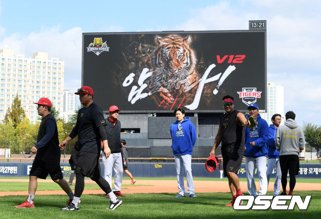 [OSEN=광주, 이대선 기자] 23일 오후 광주-기아 챔피언스필드에서 2024 신한 SOL Bank KBO리그 삼성 라이온즈와 KIA 타이거즈의 한국시리즈(KS·7전4선승제) 1차전 서스펜디드 경기가 열렸다.가을야구 사상 첫 서스펜디드 게임으로 일정이 꼬인 2024 KBO 한국시리즈(KS)는 초유의 2박3일 경기에 실질적인 더블헤더로 치러진다. 이날 1차전 서스펜디드 게임과 2차전이 차례로 펼쳐진다.경기에 앞서 양팀 선수들이 인사를 나누고 있다. 2024.10.23 / sunday@osen.co.kr