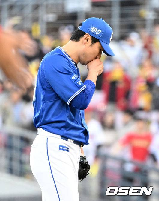 [OSEN=광주, 이대선 기자] 23일 오후 광주-기아 챔피언스필드에서 2024 신한 SOL Bank KBO리그 삼성 라이온즈와 KIA 타이거즈의 한국시리즈(KS·7전4선승제) 1차전 서스펜디드 경기가 열렸다.가을야구&nbsp;사상 첫 서스펜디드 게임으로 일정이 꼬인 2024 KBO 한국시리즈(KS)는 초유의 2박3일 경기에&nbsp;실질적인 더블헤더로 치러진다.&nbsp;이날 1차전 서스펜디드 게임과 2차전이 차례로 펼쳐진다.7회말 1사 2,3루에서 삼성 임창민이 동점을 허용하고 아쉬워하고 있다. 2024.10.23 / sunday@osen.co.kr