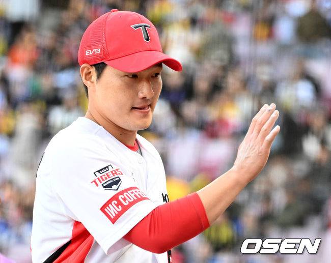 [OSEN=광주, 이대선 기자] 23일 오후 광주-기아 챔피언스필드에서 2024 신한 SOL Bank KBO리그 삼성 라이온즈와 KIA 타이거즈의 한국시리즈(KS·7전4선승제) 1차전 서스펜디드 경기가 열렸다.가을야구&nbsp;사상 첫 서스펜디드 게임으로 일정이 꼬인 2024 KBO 한국시리즈(KS)는 초유의 2박3일 경기에&nbsp;실질적인 더블헤더로 치러진다.&nbsp;이날 1차전 서스펜디드 게임과 2차전이 차례로 펼쳐진다.6회초 2사 만루에서 KIA 전상현이 삼성 이재현을 땅볼로 처리하고 e더그아웃에서 동료와 하이파이브를 하고 있다. 2024.10.23 / sunday@osen.co.kr