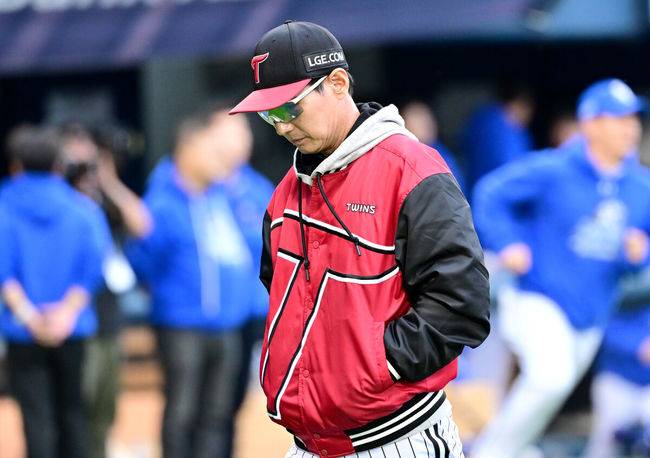 [OSEN=잠실, 최규한 기자] 프로야구&nbsp;삼성 라이온즈가&nbsp;LG 트윈스를 꺾고 한국시리즈에 진출했다.프로야구 삼성은 19일 서울 잠실구장에서 열린 2024&nbsp;KBO리그 포스트시즌 플레이오프(5전 3선승제) 4차전 LG와 경기에서 1-0으로 승리했다.&nbsp;1~2차전을 승리한&nbsp;삼성은 시리즈 전적 3승 1패를 기록, 2015년 이후 9년 만에 한국시리즈(7전 4선승제)에 진출했다.&nbsp;경기를 마치고 LG 염경엽 감독이 팬들에게 인사한 뒤 그라운드를 나서고 있다. 2024.10.19 / dreamer@osen.co.kr