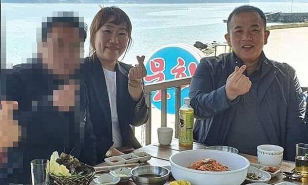 김건희 여사 공천 개입 의혹 핵심 인물인 명태균씨(오른쪽)가 자신의 사회관계망서비스(SNS)에 올린 사진. 명씨의 왼쪽이 김영선 전 국회의원의 회계담당자 강혜경씨. 강씨의 왼쪽에 있는 사람이 미래한국연구소 대표이사로 등기돼 있는 A씨. 명태균씨 페이스북 캡처