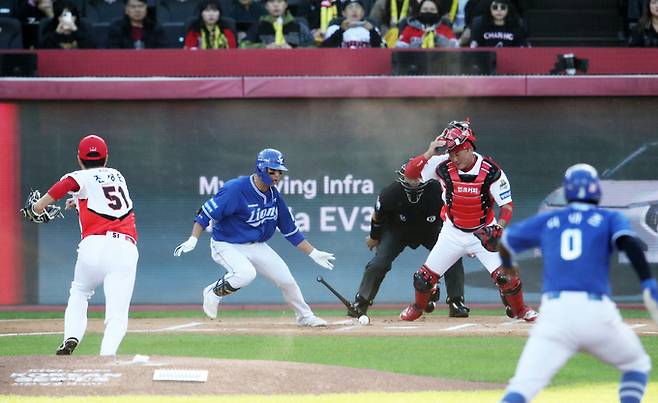 23일 오후 광주 기아챔피언스필드에서 재개된 프로야구 '2024 신한 SOL 뱅크 KBO 포스트시즌' 한국시리즈 1차전 서스펜디드 게임 삼성 라이온즈와 KIA 타이거즈의 경기, 6회초 삼성 공격 무사 1,2루 상황에서 김영웅이 번트를 시도하고 있다. 뉴스1