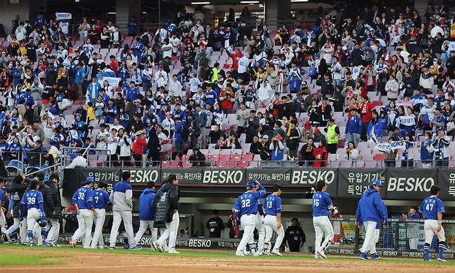 23일 광주 북구 광주-기아챔피언스필드에서 재개된 삼성 라이온즈와 KIA 타이거즈의 2024 KBO 포스트시즌 한국시리즈 1차전 서스펜디드 경기, 5-1로 패배한 삼성 선수들이 덕아웃으로 들어가고 있다. 뉴시스