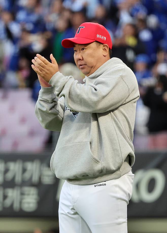 23일 광주기아챔피언스필드에서 열린 2024 KBO 포스트시즌 한국시리즈 1차전 삼성 라이온즈와 KIA 타이거즈의 경기. 1차전을 5-1로 이긴 KIA 이범호 감독이 손뼉 치고 있다. 연합뉴스