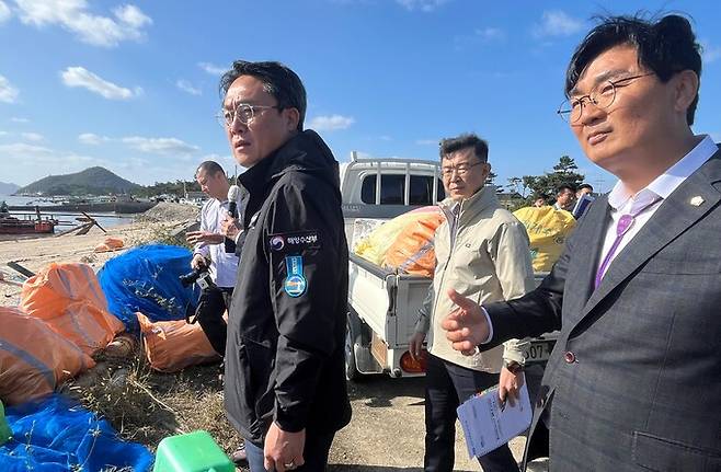 강도형 해양수산부장관이 23일 신안 압해읍 송공해변과 분재공원 선착장을 방문해 해양쓰레기 수거 현장과 선상집하장을 점검하고 바다환경지킴이 등 관계자를 격려하고 있다. 전남도 제공