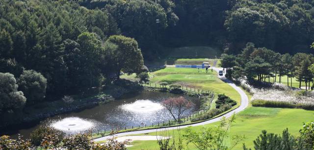 한국여자프로골프(KLPGA) 투어 덕신EPC·서울경제 레이디스 클래식 개막을 하루 앞둔 23일 참가 선수들이 대회 코스인 경기 용인 88CC 16번 홀(파4)에서 최종 리허설을 하고 있다. 용인=오승현 기자