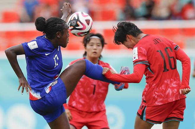 한국과 미국 선수들이  23일 도미니카공화국 산티아코 데 로스 카바예로스의 에스타디오 시바오FC에서 열린 U-17 여자 월드컵 조별리그 B조 최종전에서 공을 다투고 있다. EPA연합뉴스