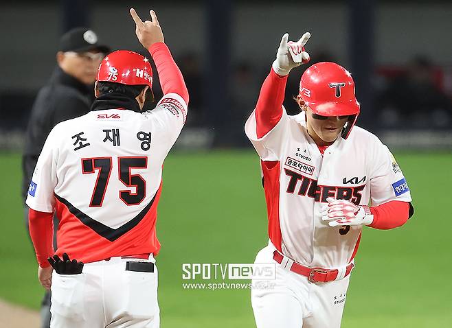 ▲ 23일 광주-기아챔피언스필드에서 열린 KIA와 삼성의 한국시리즈 2차전은 KIA의 승리로 끝났다. KIA는 홈에서 열린 1,2차전을 모두 잡으며 시리즈 기선을 제압했다.&nbsp; 1차전 적시타에 이어 2차전 홈런포로 예열을 마친 김도영. ⓒ곽혜미 기자