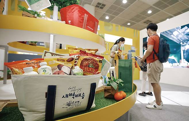 전국 250개 시ㆍ군ㆍ구 중 새벽배송이 되지 않는 지역이 123곳(49.2%)에 달한다.[사진｜뉴시스]