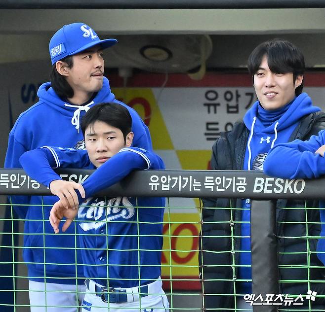 23일 오후 광주기아챔피언스필드에서 열린 '2024 신한 SOL Bank KBO 한국시리즈' 삼성 라이온즈와 KIA 타이거즈의 1차전 서스펜디드 경기, 삼성 구자욱과 원태인이 임창민의 연속 폭투로 역전을 허용하자 아쉬워하고 있다. 광주, 김한준 기자